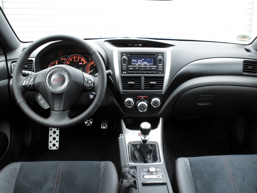 Subaru Impreza WRX STI — интерьер, фото 1