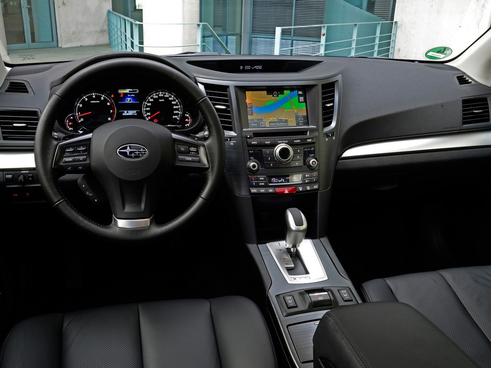 Subaru Outback 2013 — интерьер, фото 1